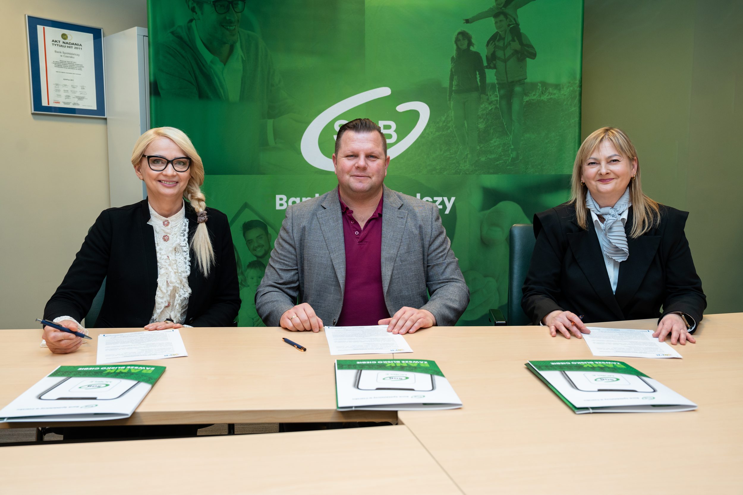 Budowa naszej nowej siedziby to coś więcej niż tylko mury. To nasza inwestycja w zieloną, zrównoważoną przyszłość. 💚 Na terenie nowej centrali, we współpracy z lokalną firmą SPR Polska , zainstalujemy panele fotowoltaiczne, magazyny energii i stacje ładowania pojazdów elektrycznych. To inwestycja, która nie tylko zwiększy naszą niezależność energetyczną, ale będzie też przyjazna dla otoczenia - dla naszych Klientów i sąsiadów. To nie jest nasze pierwsze takie działanie. W ubiegłym roku przeprowadziliśmy te