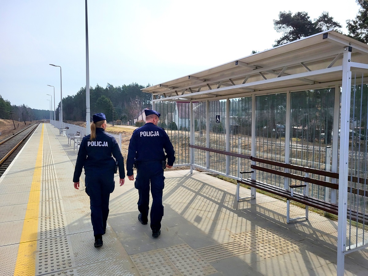 Policjanci patrolowali obszary kolejowe