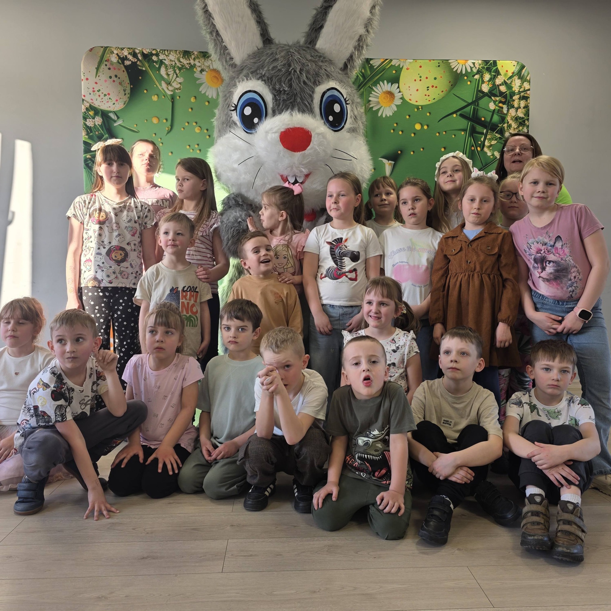 Zając wielkanocny odwiedził bibliotekę w Śliwicach (FOTO)