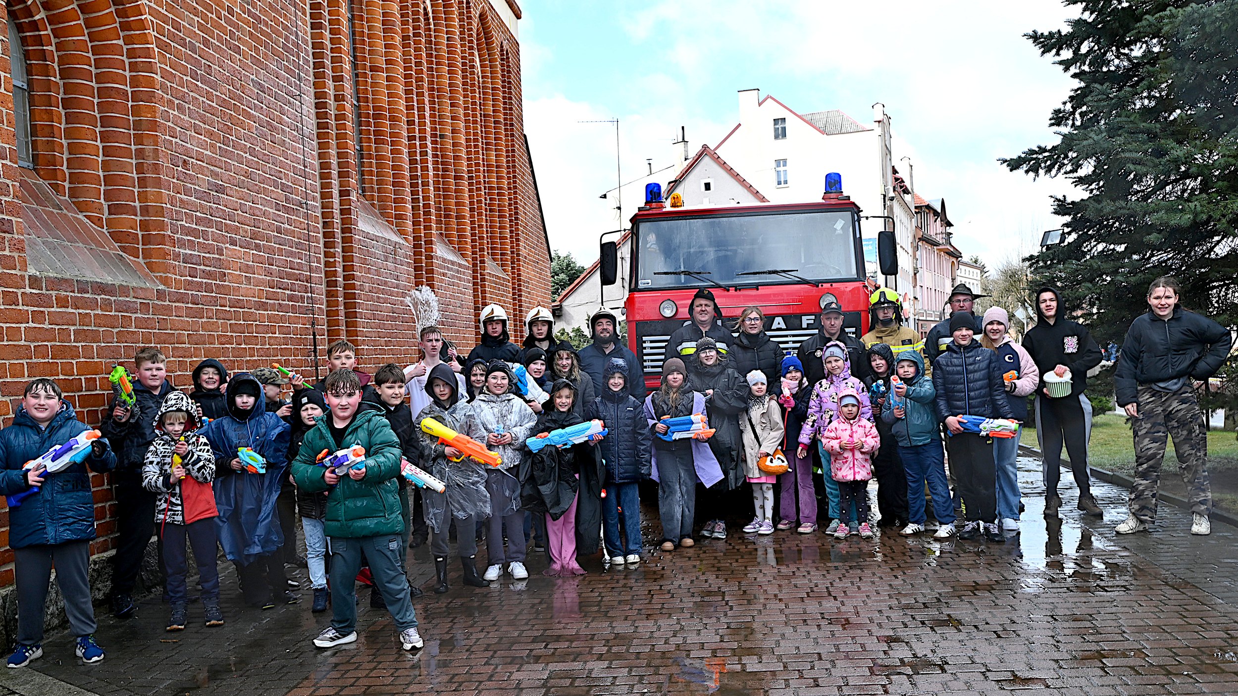 Tradycyjny strażacki śmigus-dyngus w Czersku (FOTO, WIDEO)