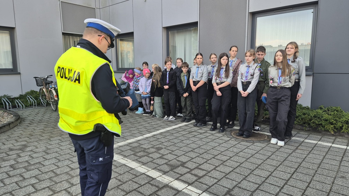 Harcerze z Lubiewa odwiedzili Komendę Policji w Tucholi (FOTO)