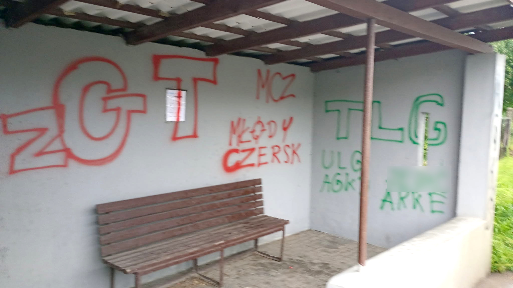 Wandalizm na przystanku w Łubnej