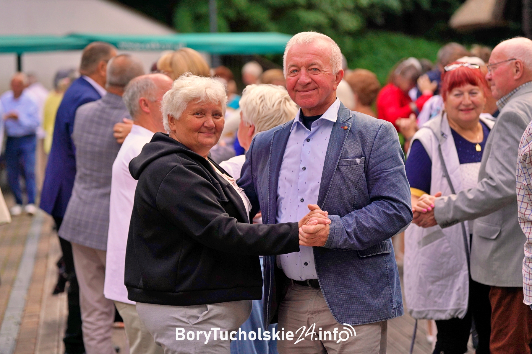 Seniorzy opanowali amfiteatr w Cekcynie. Wspólny piknik nad jeziorem (FOTO, WIDEO)