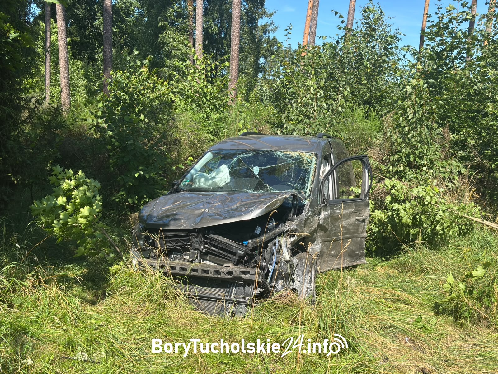 Zdarzenie drogowe na trasie Tuchola – Czersk. Trzy osoby trafiły do szpitala (FOTO, WIDEO)