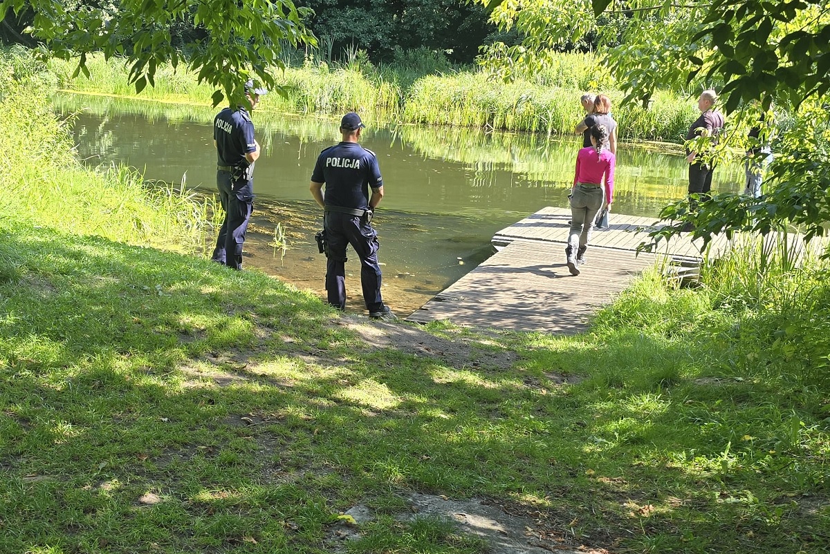 Policjanci rozmawiali o bezpieczeństwie nad wodą (FOTO)