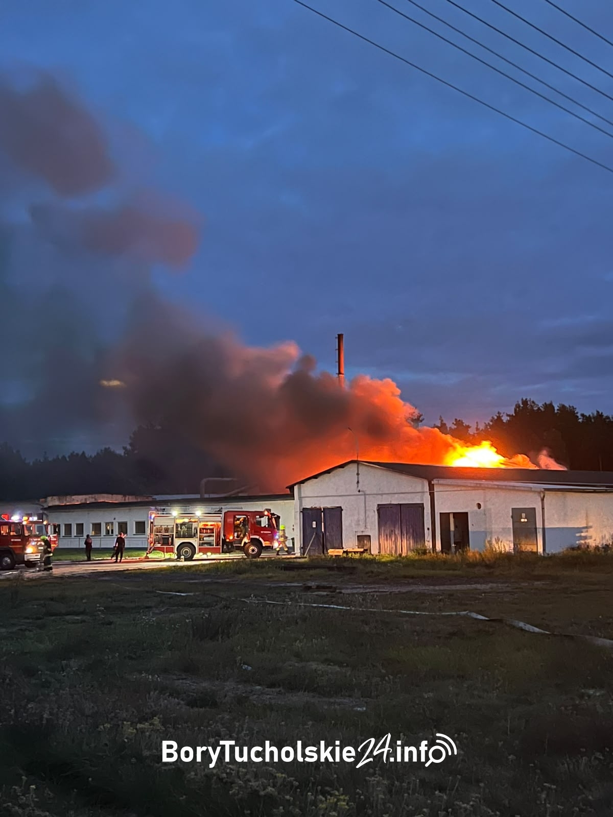 Poważny pożar tartaku w Osiecznej. Trwa akcja gaśnicza (FOTO, WIDEO)