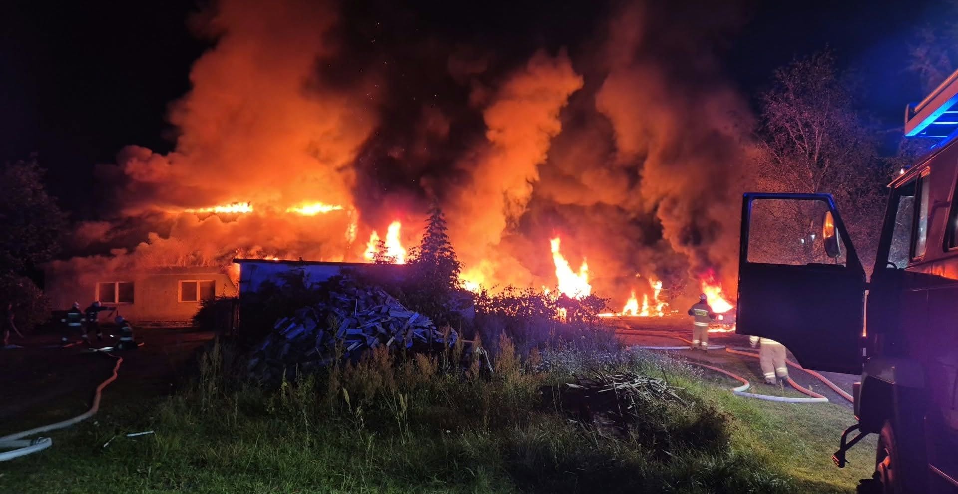 Poważny pożar w Lnianku. Spłonął budynek i kilka samochodów (FOTO, WIDEO)