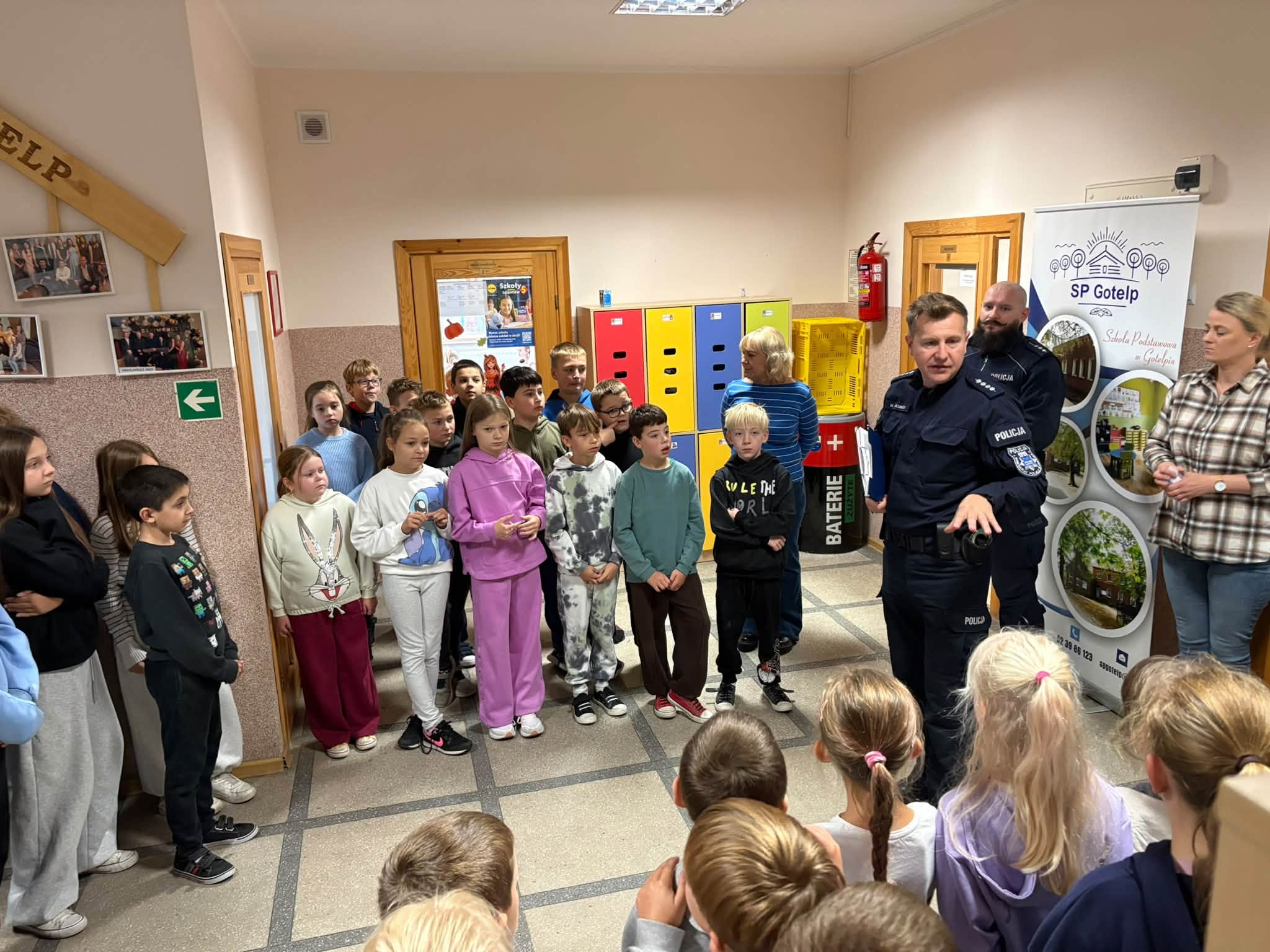 Apel dotyczący bezpieczeństwa w Szkole Podstawowej w Gotelpiu. Policjanci spotkali się z uczniami