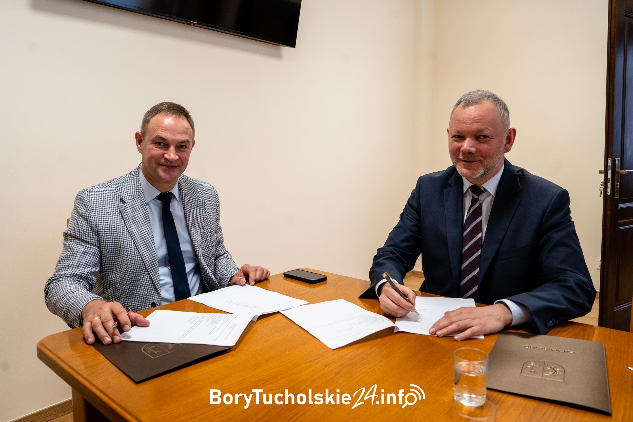 Wójt gminy Śliwice Daniel Kożuch i burmistrz Czarnej Wody Arkadiusz Gliniecki.