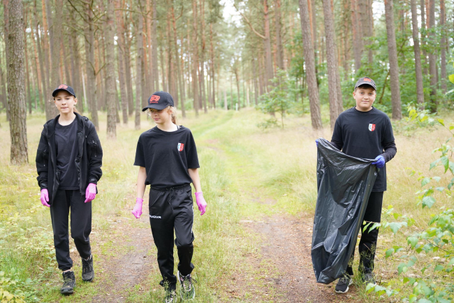 Młodzi druhowie posprzątali okolice jeziora Trzcianno