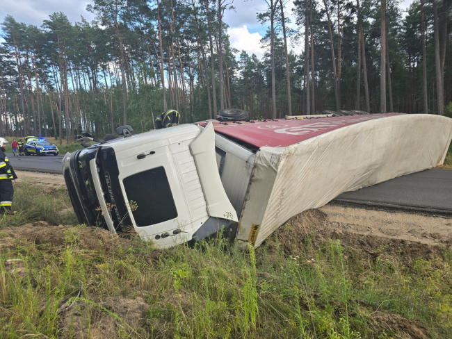 Ciężarówka przewróciła się na bok koło Gutowca. Kierowca był pijany