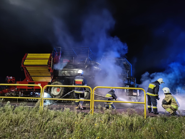 Pożar kombajnu w Malachinie w gminie Czersk