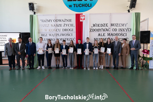 Starosta Tucholski wręcza stypendia najzdolniejszym uczniom