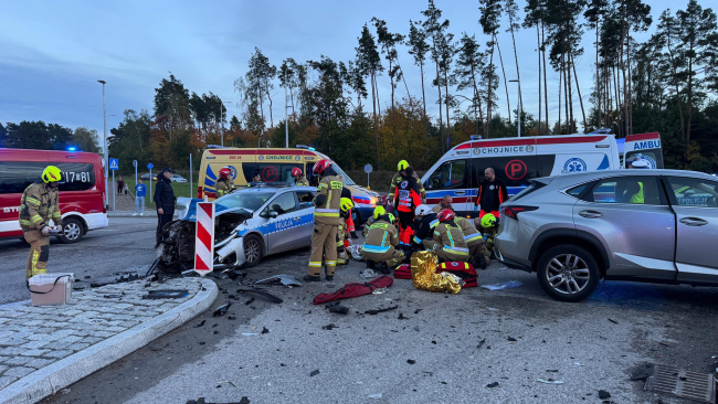 Poważny wypadek na drodze krajowej nr 22. Policjanci z komisariatu w Czersku trafili do szpitala