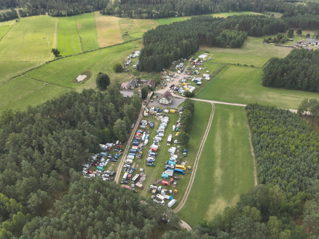 Nielegalne składowisko uszkodzonych pojazdów w gminie Czersk