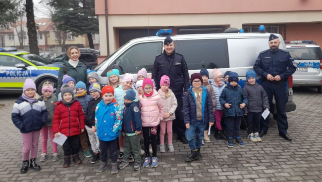 Dzieci z czerskiej „jedynki” podglądały pracę policjantów