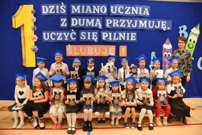 Ślubowanie pierwszaków w czerskiej „Jedynce” (ZDJĘCIA)