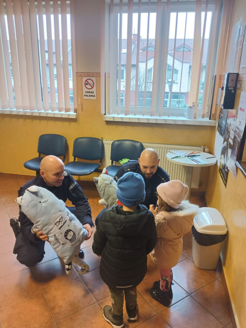 Dzieci wróciły ze szpitala i odwiedziły policjantów