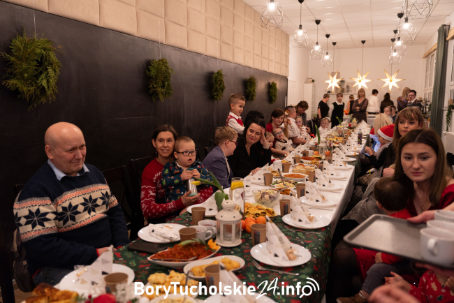 Wigilia w Stowarzyszeniu "Się Uda". Świąteczna magia pełna uśmiechów i wzruszeń