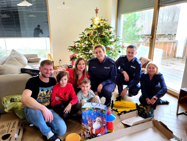 Tucholscy policjanci wsparli rodzinę funkcjonariusza, który zginął na służbie