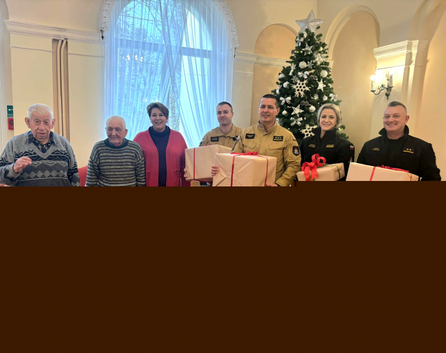 Strażacy z Tucholi zawieźli prezenty do DPS w Wysokiej