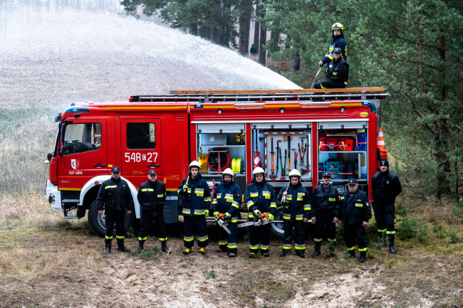 Strażacy z OSP w Lińsku pomagają lokalnej szkole (FOTO)