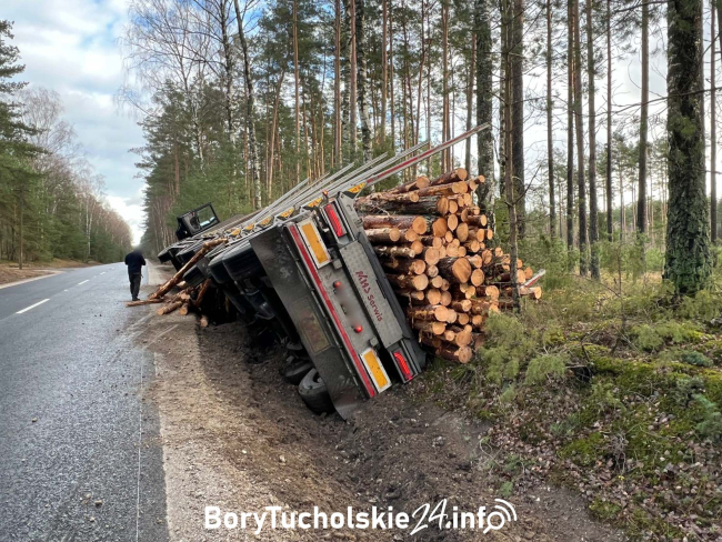 Ciężarówka z drewnem przewróciła się na tasie Tuchola - Tleń (FOTO)