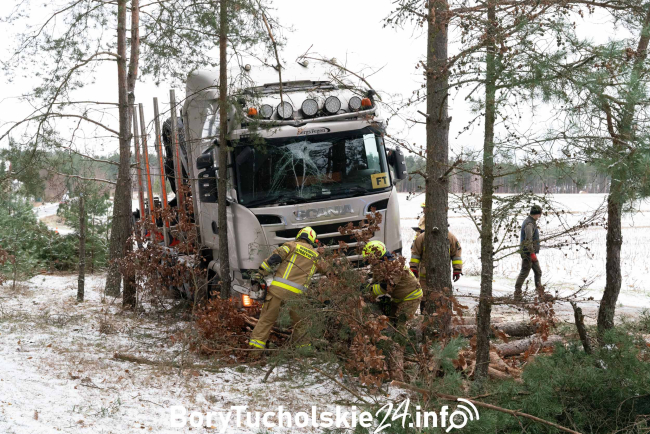 Ciężarówka wypadła z drogi na oblodzonej drodze.