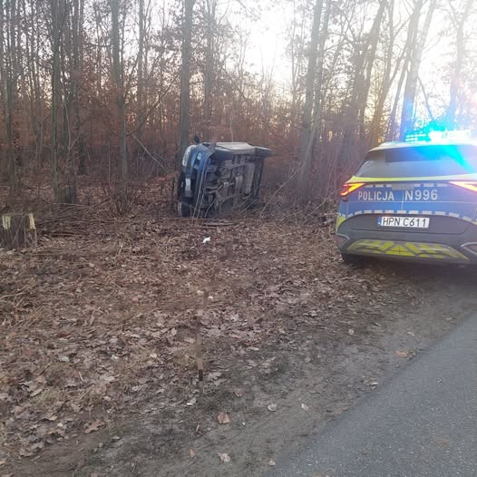 Pijany mieszkaniec gminy Czersk dachował na łuku drogi