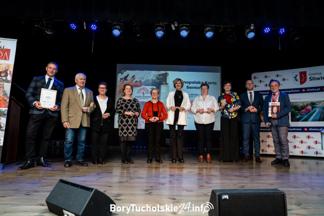 Prawie sto osób z gminy Śliwice odebrało kartę seniora (FOTO)