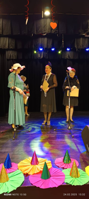 Moda i humor na czerwonym dywanie – niebanalne spotkanie seniorów w Czersku