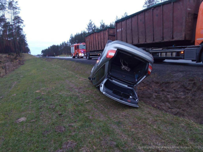 Osobówka dachowała na berlince (FOTO)