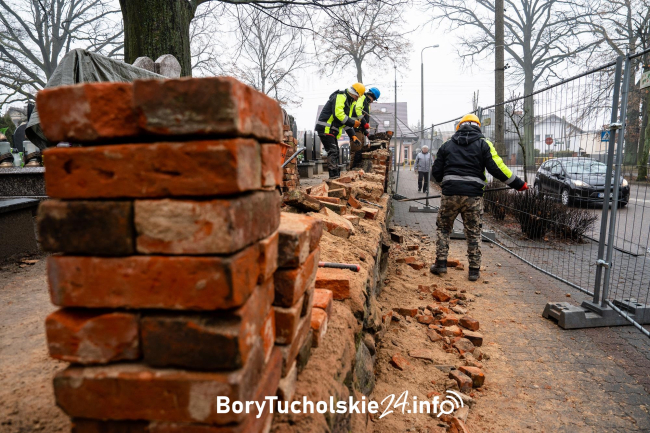 Trwa rozbiórka zabytkowego muru cmentarza w Czersku