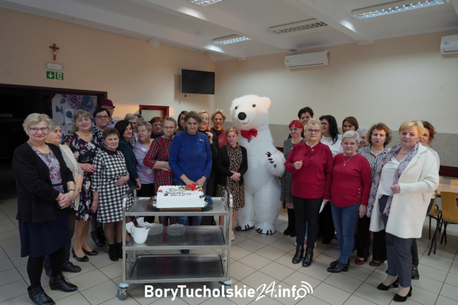 Śpiew, tańce i biały miś - Dzień Kobiet w Gutowcu (FOTO)