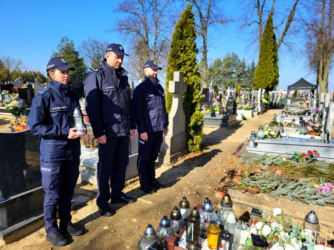 Policjanci z Tucholi oddali hołd funkcjonariuszom, którzy polegli na służbie