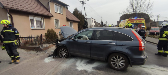 Zjechał z drogi i uderzył z w ogrodzenie na drodze nr 240