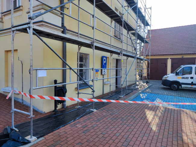 Do Urzędu Miejskiego w Tucholi tylko głównym wejściem