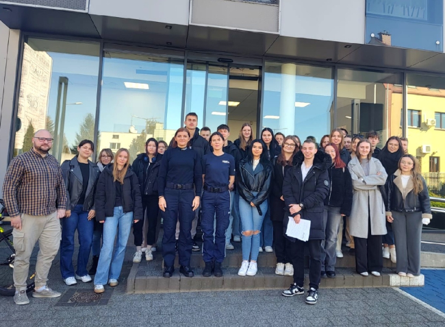 Policjanci opowiadali młodzieży o swojej pracy