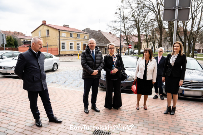 Wiceminister edukacji odwiedził szkoły w gminie Tuchola. Co dalej z likwidacją? (FOTO, WIDEO)
