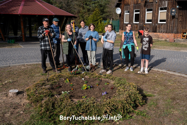 Wspólne sprzątanie i sadzenie kwiatków w sołectwie Złotowo (FOTO, WIDEO)