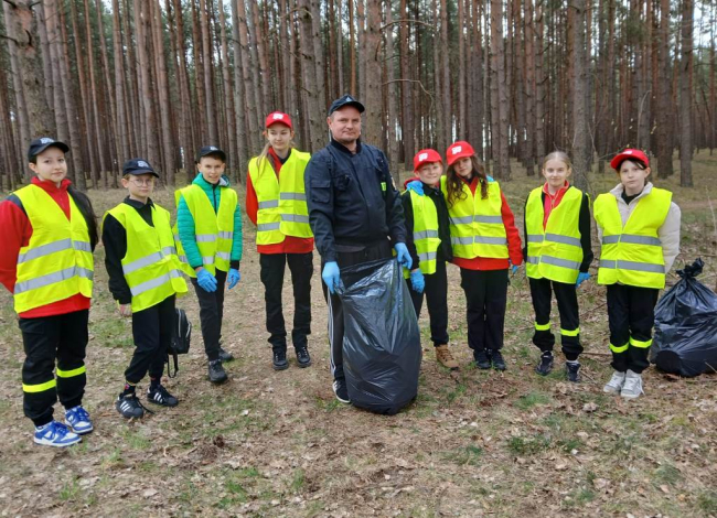 „Czysty las wokół nas” – wspólna akcja sprzątania lasów w Nadleśnictwie Woziwoda