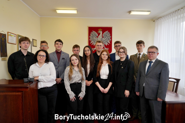 Apel o zmiany, problemy komunikacyjne i nowe inicjatywy - II sesja Młodzieżowej Rady Powiatu Tucholskiego (FOTO, WIDEO)