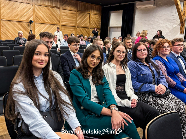 Uroczyste zakończenie nauki maturzystów w LO w Czersku (FOTO)