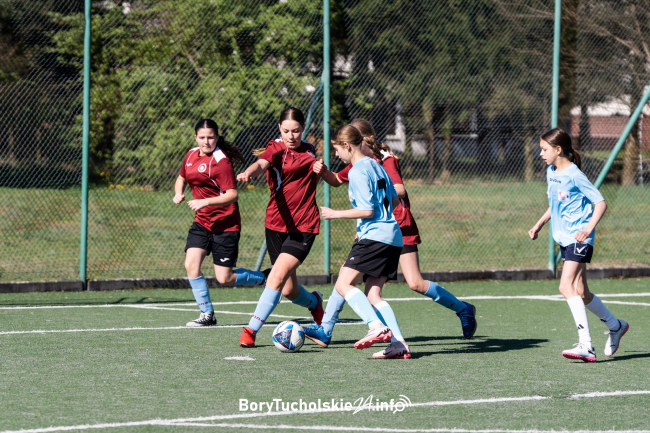 Dziewczyny grały w piłkę nożną (FOTO)