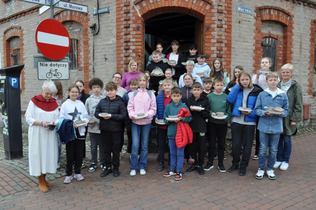 Warsztaty z historią w tle – uczniowie SP nr 1 w Tucholi poznali czasy Bolesława Chrobrego