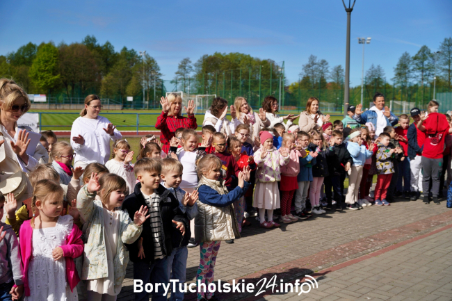 Żywa flaga na czerskim stadionie z udziałem przedszkolaków i uczniów (FOTO)