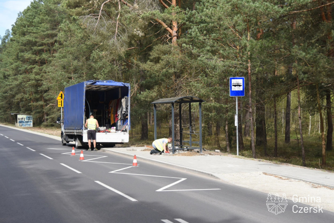 Nowe wiaty przystankowe przy drodze powiatowej Czersk–Mosna