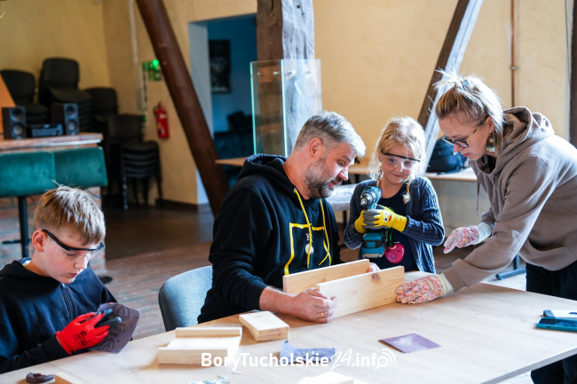 Rodzice z dziećmi budowali karmiki (FOTO, WIDEO)