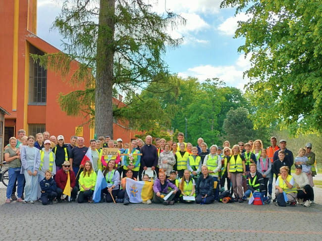 Piesza pielgrzymka ze Śliwic do Wiela – 36,6 km modlitwy i wspólnej drogi (FOTO)
