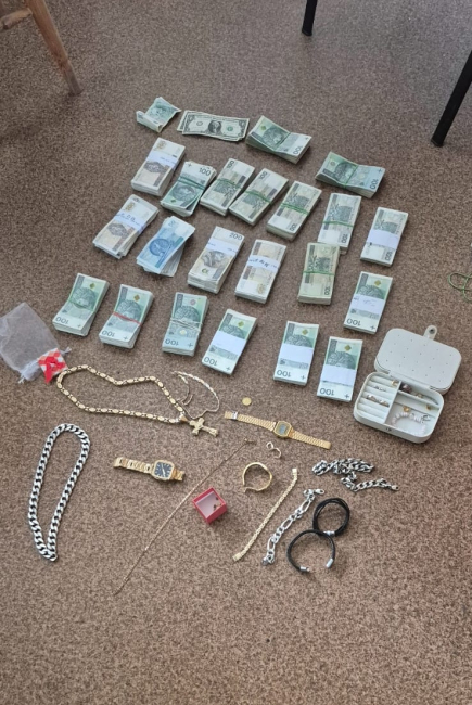 Policjanci zabezpieczają mienie zatrzymanych skupujących bydło